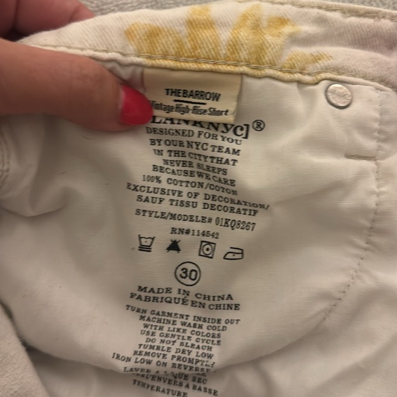 BLANK NYC Floral Shorts - Picture 3 of 5